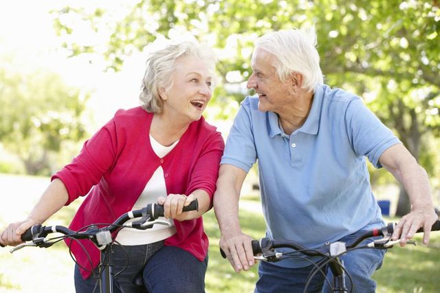 Pareja de ancianos diafrutando de la vida