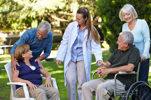 Enfermera con ancianos