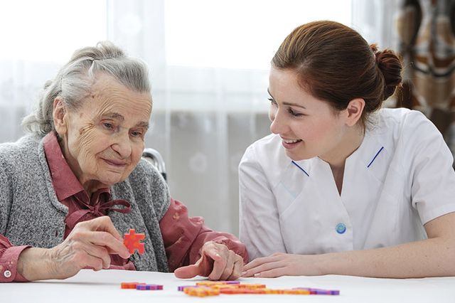 Mujer jugando con anciana