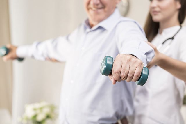 Anciano en fisioterapia