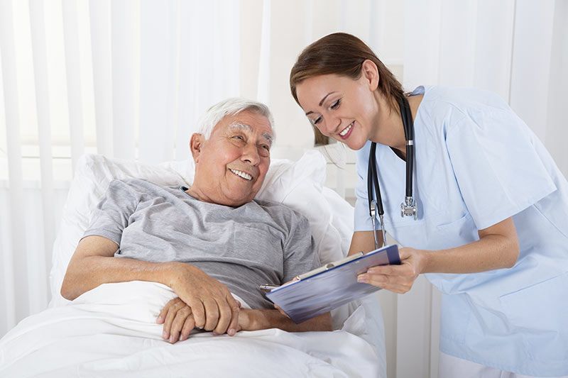 Enfermera y anciano feliz