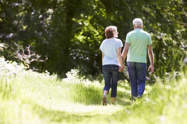 Pareja de ancianos caminando