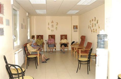 Complejo residencial El Pinar ancianos en la sala