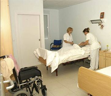 Complejo residencial El Pinar enfermeras en habitación de la residencia