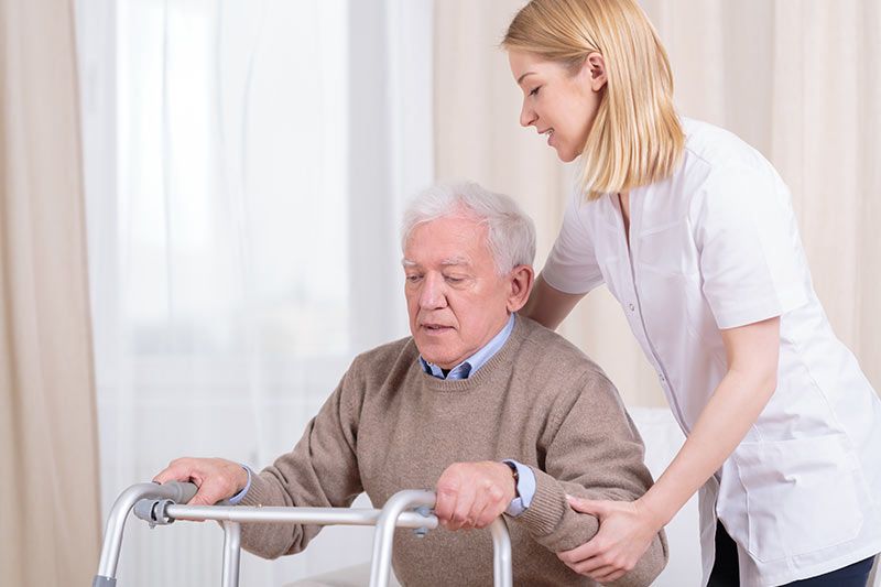 Enfermera ayudando a persona mayor