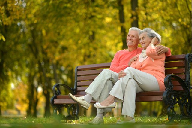 Pareja disfrutando del paisaje